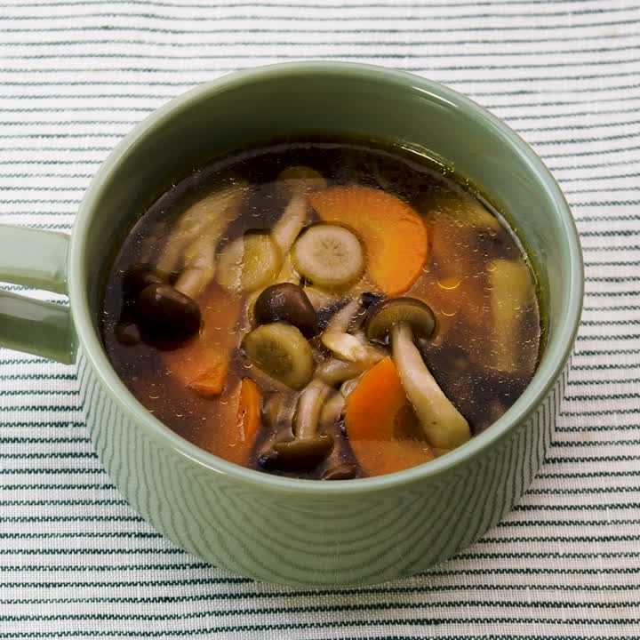 にんじんとごぼうのコンソメスープ