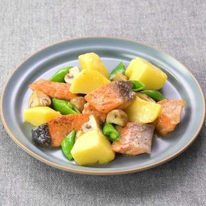 「鮭とじゃがいもの塩バター炒め」のレシピ動画