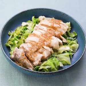 「鶏とキャベツのごまみそレンジ蒸し」のレシピ動画