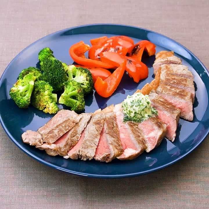 塩麹ステーキのパセリバターのせ