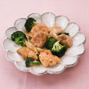 「鶏肉とブロッコリーのピリ辛マヨ炒め」のレシピ動画