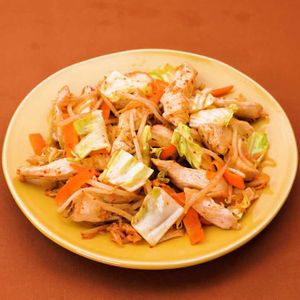 「しらたきとカット野菜の鶏キムチ炒め」のレシピ動画