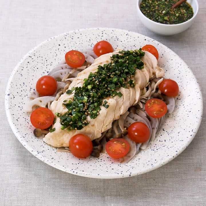 鶏肉とれんこんのレンジ蒸しニラだれがけ