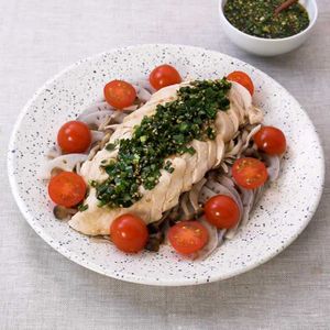 「鶏肉とれんこんのレンジ蒸しニラだれがけ」のレシピ動画