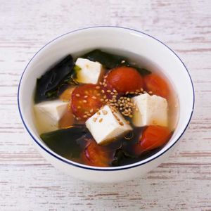 「トマトと豆腐のわかめスープ」のレシピ動画