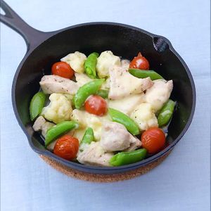 スキレットで鶏むね肉のハーブチーズ焼き