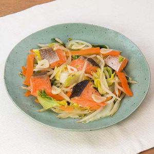 「鮭とカット野菜の塩バター蒸し」のレシピ動画