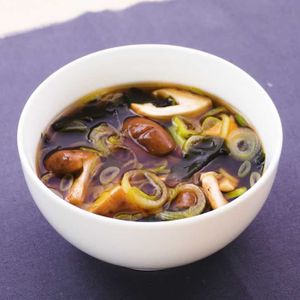「しいたけとわかめの中華スープ」のレシピ動画