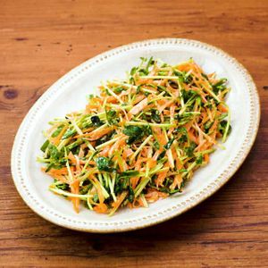 「豆苗とにんじんのごまマヨ和え」のレシピ動画