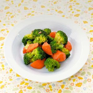 「ブロッコリーとにんじんのアンチョビバター炒め」のレシピ動画