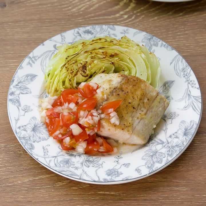 サワラのソテーサルサソースがけ