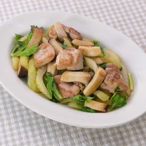 「鶏肉とセロリのレモンバター炒め」のレシピ動画