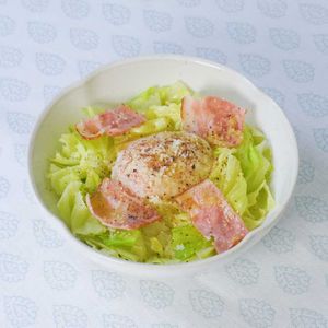 春キャベツとベーコンのレンジ蒸し温泉卵添え