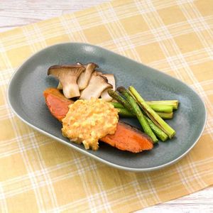 「鮭のキムチタルタルのせ」のレシピ動画