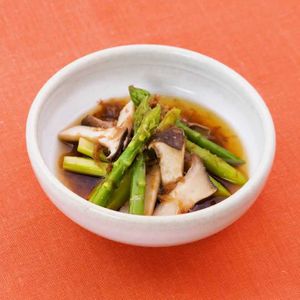 「アスパラとエリンギのレンジ煮浸し」のレシピ動画