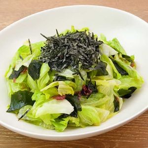 レタスと海藻の梅にんにく和え