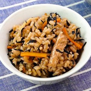 ひじきと油揚げの炊き込みごはん