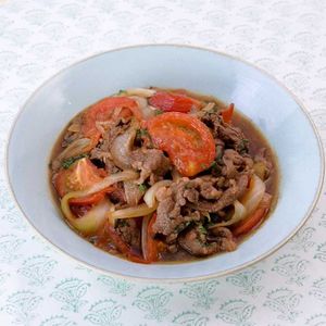 「牛肉とトマトの甘辛炒め」のレシピ動画