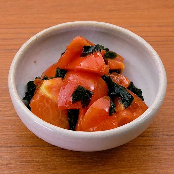 トマトとわかめの梅ドレサラダ