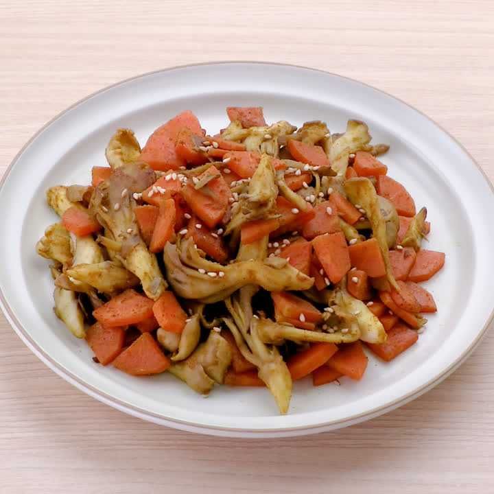 にんじんとまいたけのスパイシー炒め