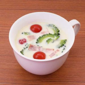 「ゴーヤーとミニトマトの豆乳みそスープ」のレシピ動画