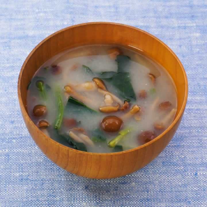ほうれん草となめこのみそ汁