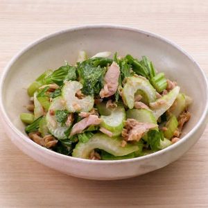 「セロリとツナのにんにく醤油あえ」のレシピ動画