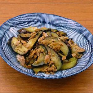 「なすとツナの甘辛にんにく炒め」のレシピ動画