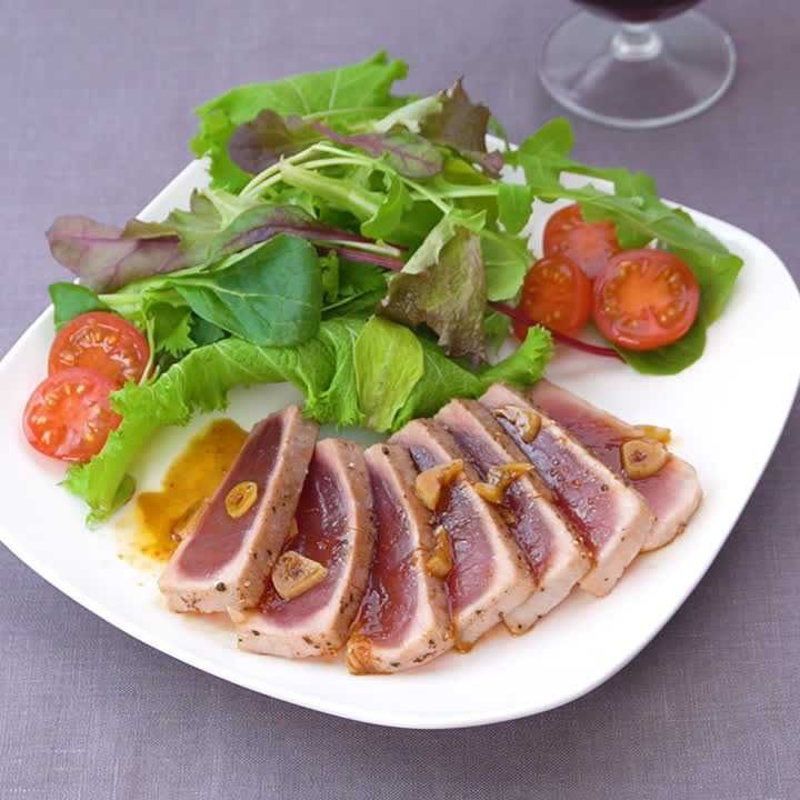 マグロのレアステーキ