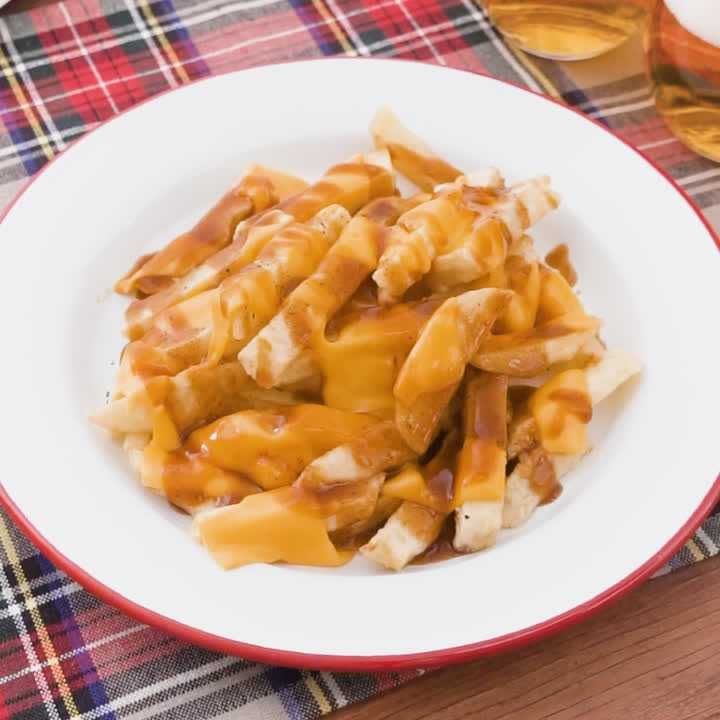 こってり味で止まらないおいしさ プーティンのレシピ動画 作り方 Delish Kitchen