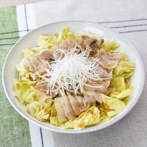 「豚バラ肉とキャベツのレンジ蒸し」のレシピ動画