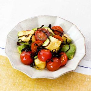 「アボカドとミニトマトの塩昆布和え」のレシピ動画