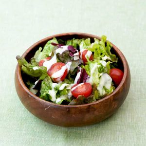 「カット野菜とミニトマトのヨーグルトサラダ」のレシピ動画