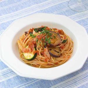 「なすとズッキーニのトマトパスタ」のレシピ動画