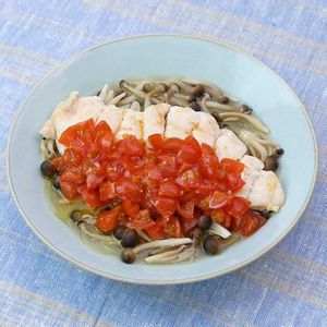 「鶏むね肉のレンジ蒸しトマトソースがけ」のレシピ動画