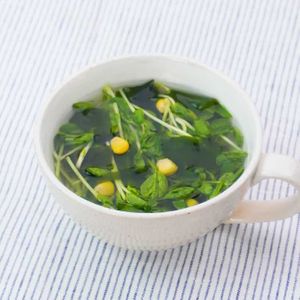 「豆苗とわかめの即席スープ」のレシピ動画