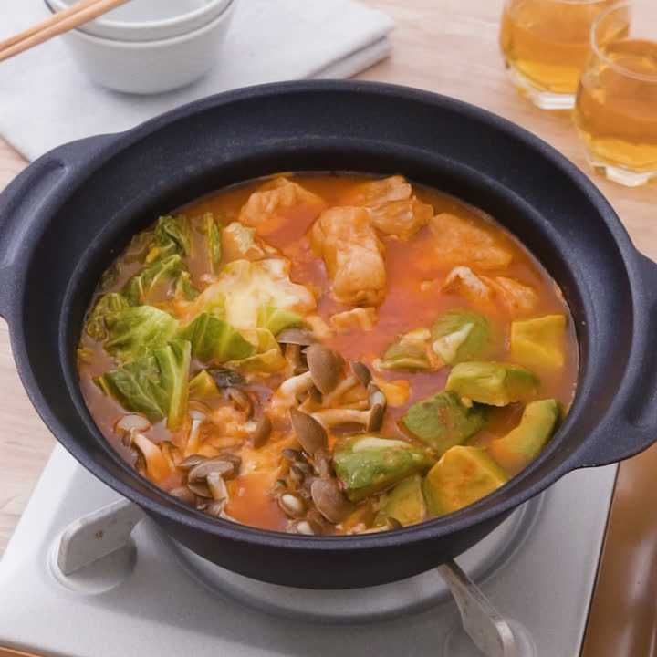 チキンとアボカドのトマトチーズ鍋