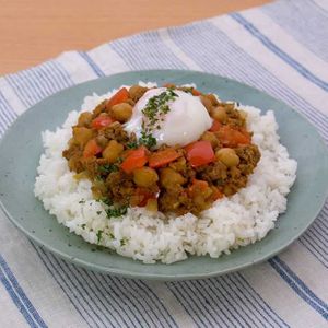 「パプリカとひよこ豆のレンジキーマカレー」のレシピ動画