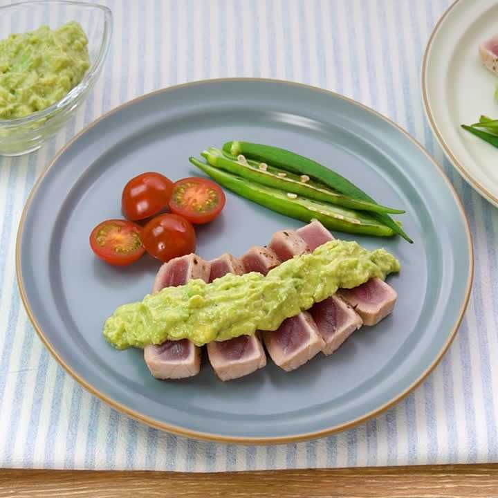 まぐろステーキのアボカドソースがけ