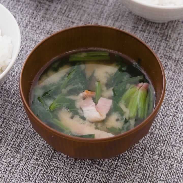 ベーコンとほうれん草の味噌汁
