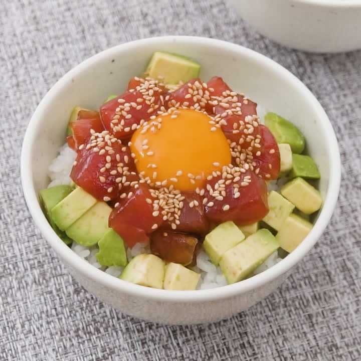 マグロとアボカドのユッケ丼