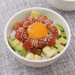 「マグロとアボカドのユッケ丼」のレシピ動画