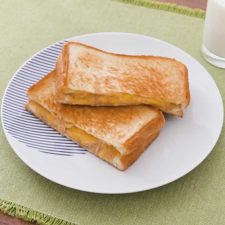 フライパンで作る！ ツナとチェダーチーズのホットサンドのレシピ動画・作り方 DELISH KITCHEN