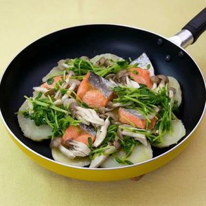 「塩鮭と豆苗のにんにくバター蒸し」のレシピ動画