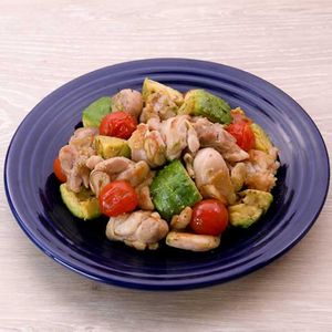 「鶏肉とアボカドのガーリック炒め」のレシピ動画
