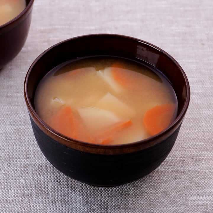 にんじんとじゃがいもの味噌汁