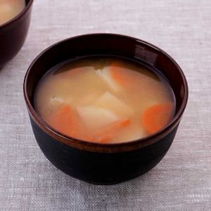 「にんじんとじゃがいもの味噌汁」のレシピ動画