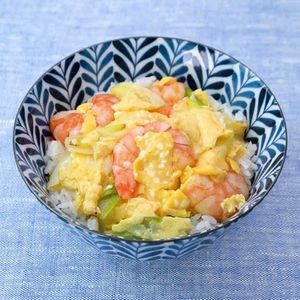 「えびとねぎの卵とじ丼」のレシピ動画