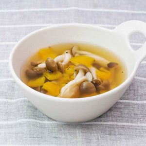 「パプリカとしめじのコンソメスープ」のレシピ動画