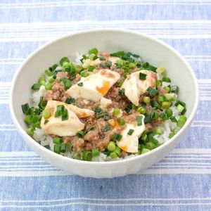 「豚ひきと豆腐のピリ辛ねぎ丼」のレシピ動画